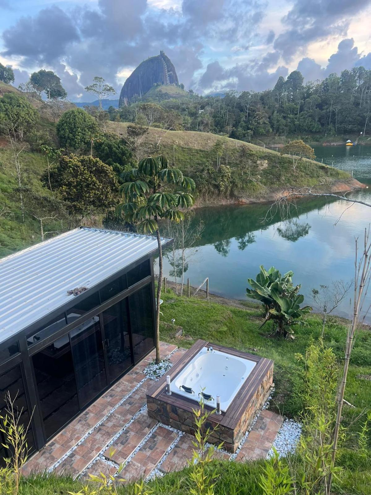 Sin Prisa "Not Rush" Cabana Preciosa! Con Jacuzzi, Vista Y Acceso Directo Al Embalse, Vista A La Piedra , Deporte Acuatico Paddle Board And Breakfast Incluidos ! Imperdible Guatapé Dış mekan fotoğraf